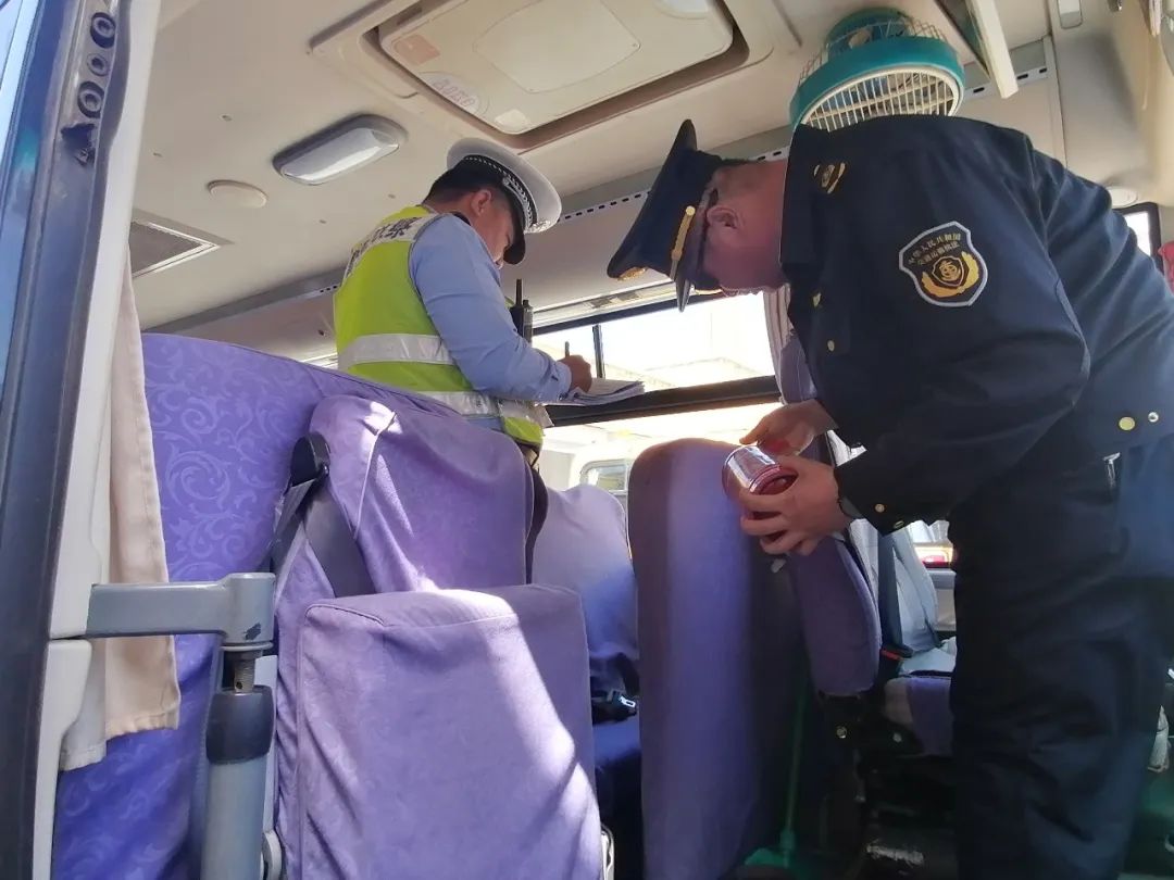 【烏云鎮(zhèn)中心校】校車檢查 防患未然