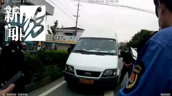 滬一“黑校車”載了十多名小學生……家長心太大！出了事怎么辦！