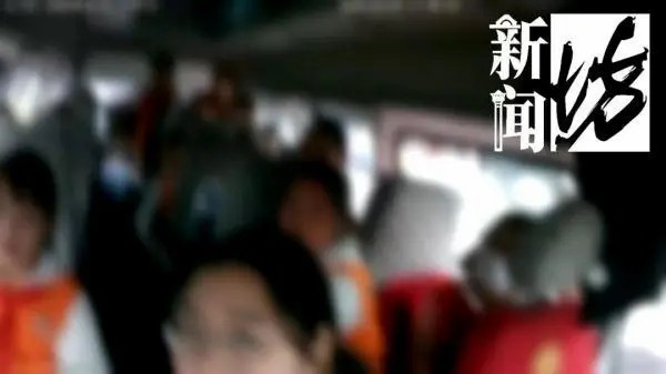 滬一“黑校車”載了十多名小學生……家長心太大！出了事怎么辦！