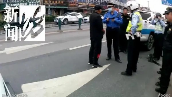 滬一“黑校車”載了十多名小學生……家長心太大！出了事怎么辦！
