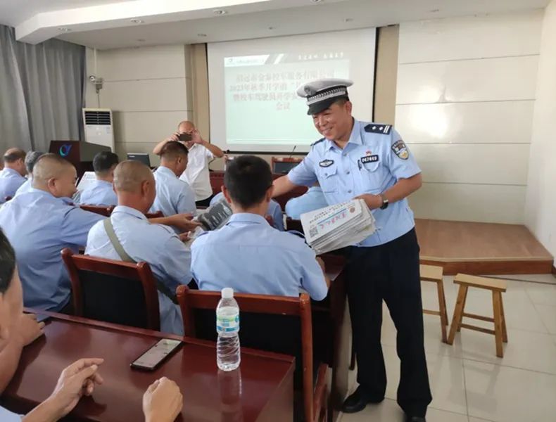 【華東中南區域聯合整治】招遠交警把好校車交通安全關 護航學生出行每一天