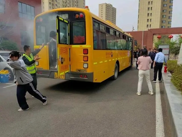 滕州市公安局到學校開展校車火情消防演練安全培訓與應急疏散演練活動