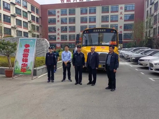 滕州市公安局到學校開展校車火情消防演練安全培訓與應急疏散演練活動