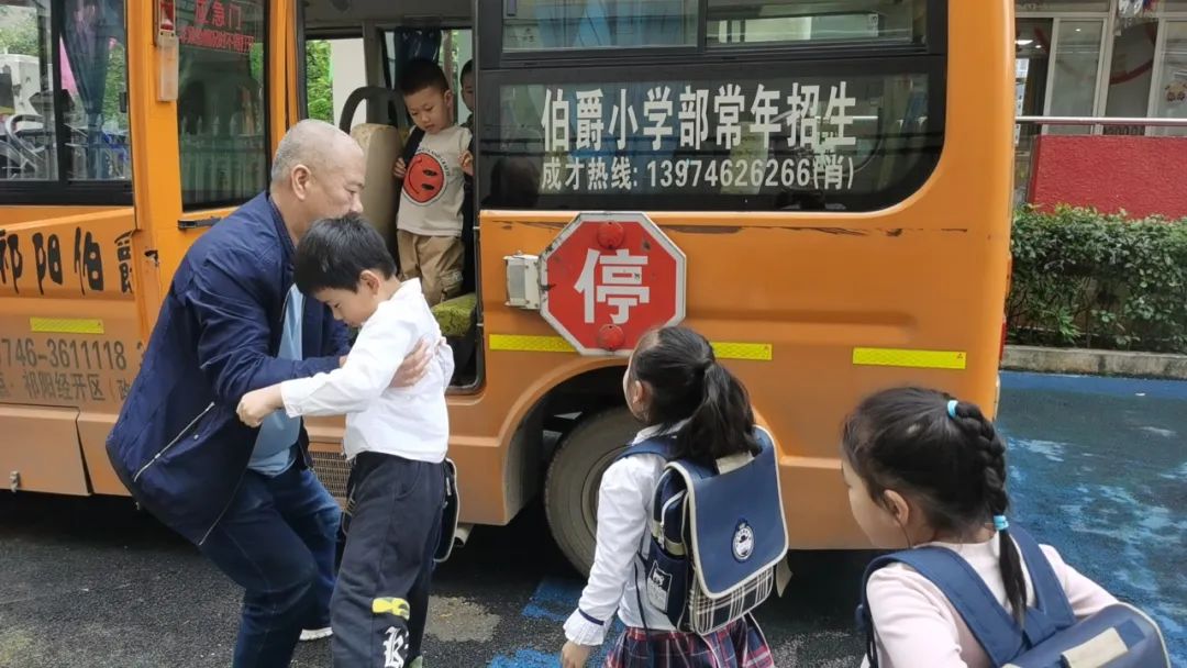 安全乘車，平安“童”行--祁陽市伯爵幼兒園校車安全應急演練