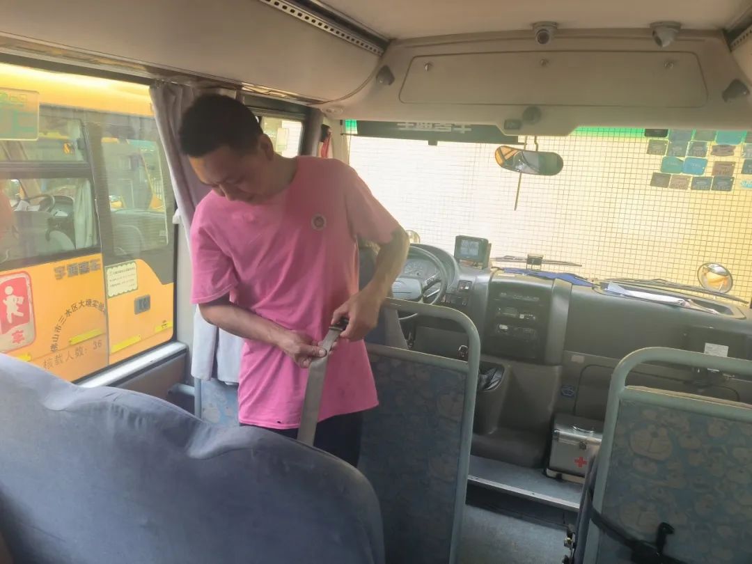 安全乘車，平安“童”行——2023學(xué)年下學(xué)期校車安全應(yīng)急演練