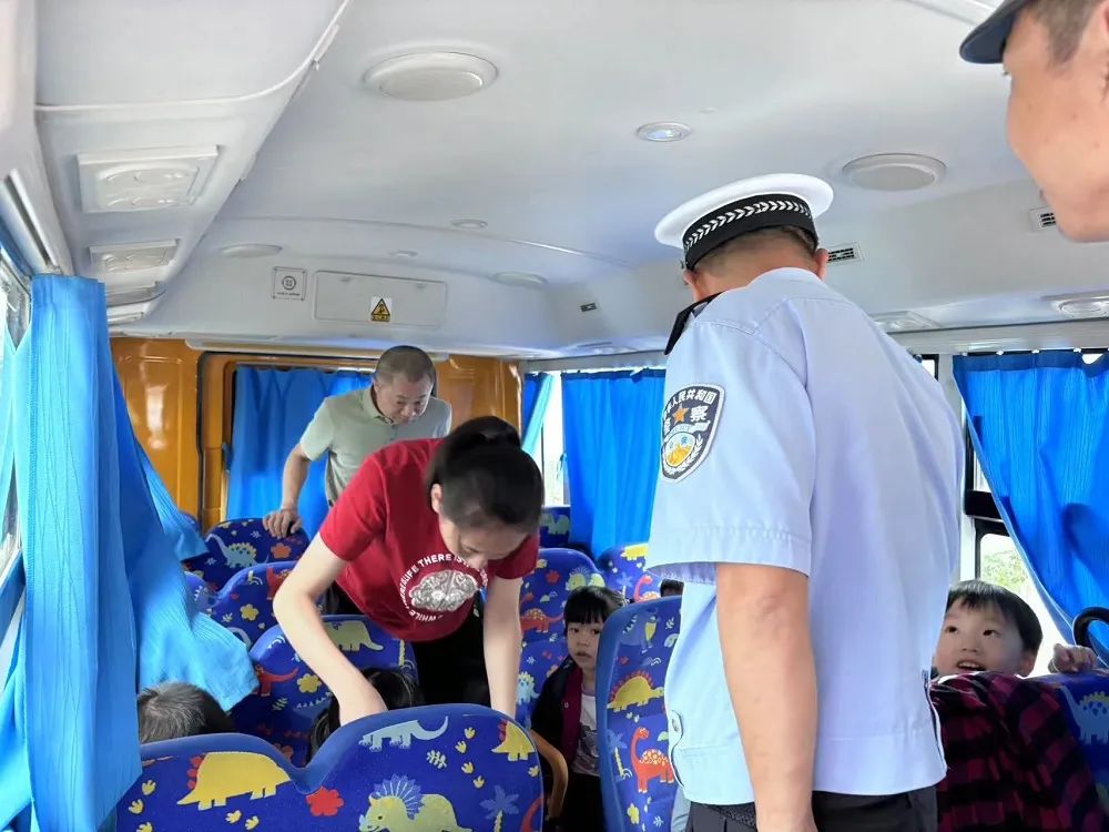 赤崗鎮(zhèn)教育組聯(lián)合洪陽交警中隊(duì)開展校車專項(xiàng)安全檢查