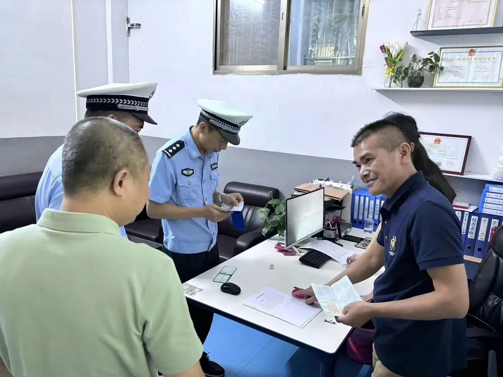 赤崗鎮(zhèn)教育組聯(lián)合洪陽交警中隊(duì)開展校車專項(xiàng)安全檢查