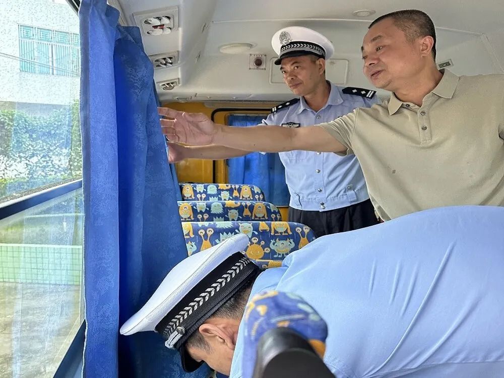 赤崗鎮(zhèn)教育組聯(lián)合洪陽交警中隊(duì)開展校車專項(xiàng)安全檢查