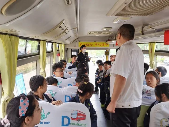 校車演練不松懈，安全意識筑心間——奮進路初級中學開展校車應急疏散演練活動
