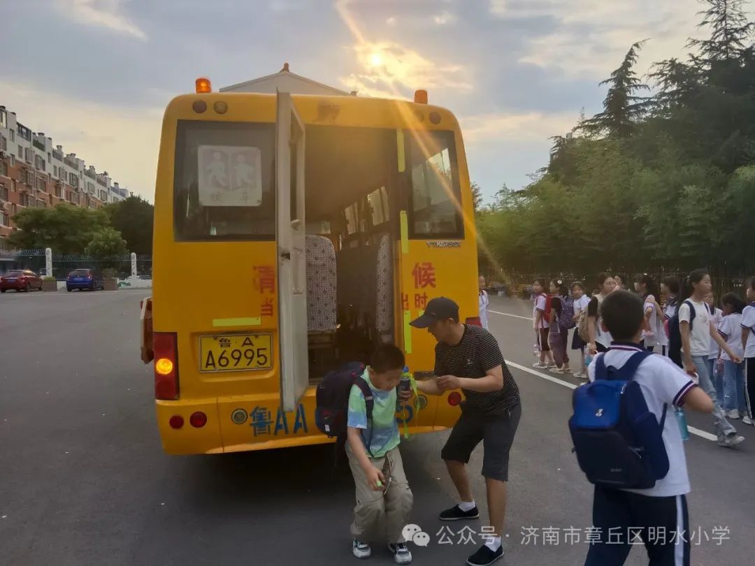 章丘區明水小學組織校車事故緊急疏散演練