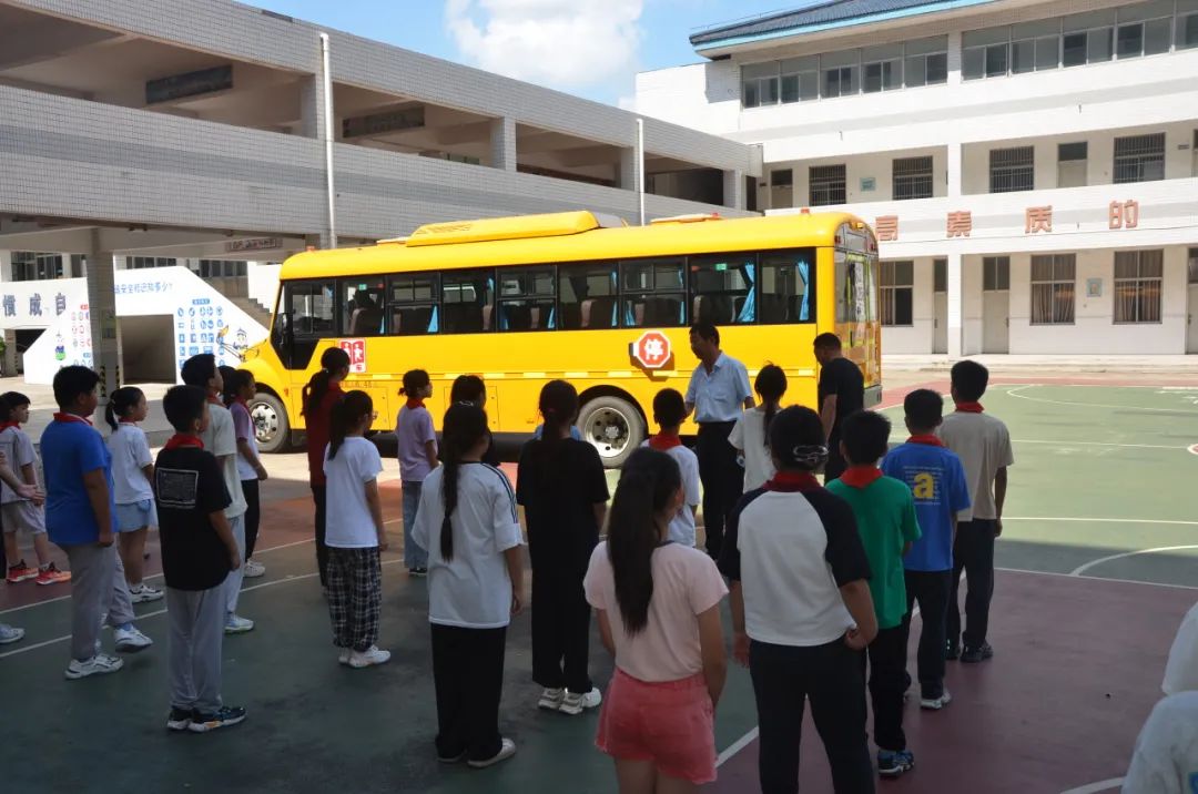 強化校車安全意識 共筑學生安全防線——記鄒區二實小校車安全應急疏散演練活動