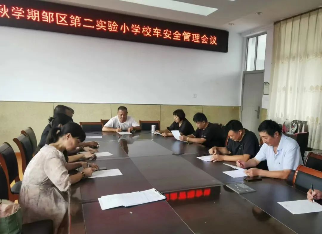 強化校車安全意識 共筑學生安全防線——記鄒區二實小校車安全應急疏散演練活動