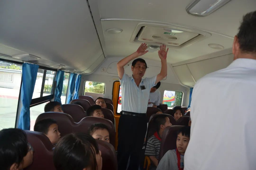 強化校車安全意識 共筑學生安全防線——記鄒區二實小校車安全應急疏散演練活動
