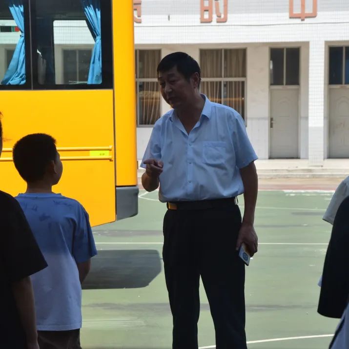 強化校車安全意識 共筑學生安全防線——記鄒區二實小校車安全應急疏散演練活動