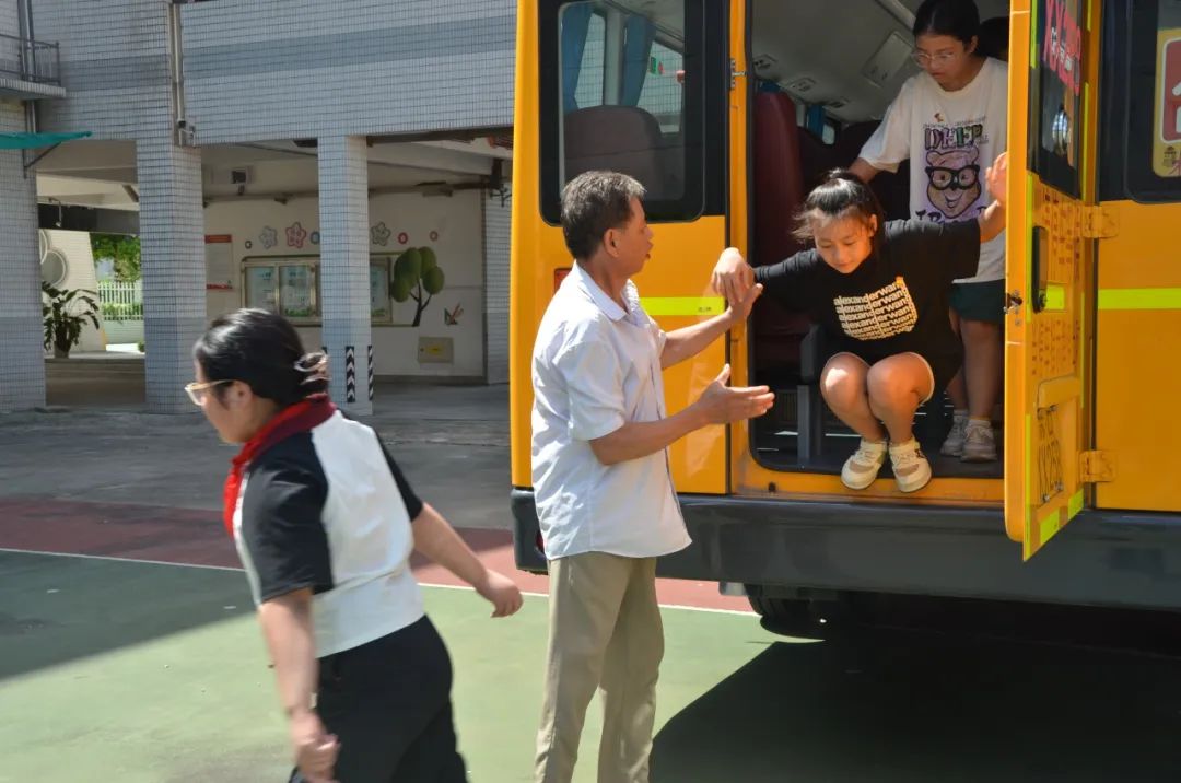 強化校車安全意識 共筑學生安全防線——記鄒區二實小校車安全應急疏散演練活動
