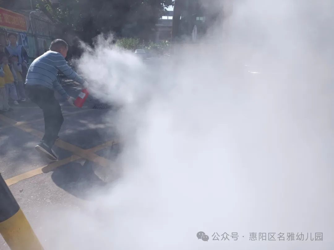 【校車(chē)安全】快樂(lè)乘車(chē)，安全“童”行——名雅幼兒園校車(chē)安全演練