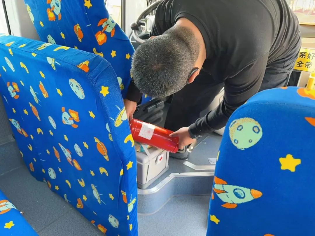 【安全教育】為愛護航，安全“童”行--布朗幼兒園校車安全演練