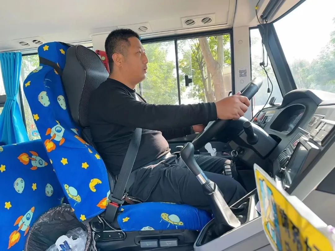 【安全教育】為愛護航，安全“童”行--布朗幼兒園校車安全演練
