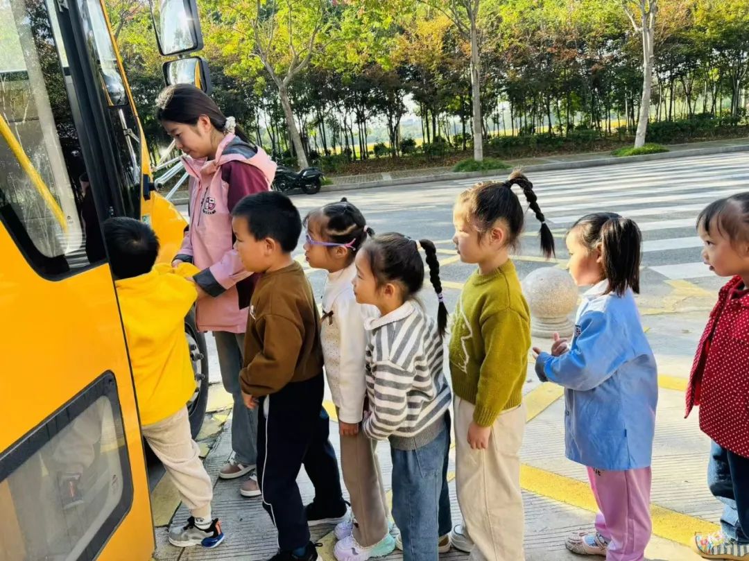 【安全教育】為愛護航，安全“童”行--布朗幼兒園校車安全演練