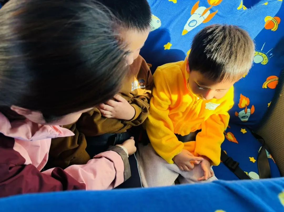 【安全教育】為愛護航，安全“童”行--布朗幼兒園校車安全演練