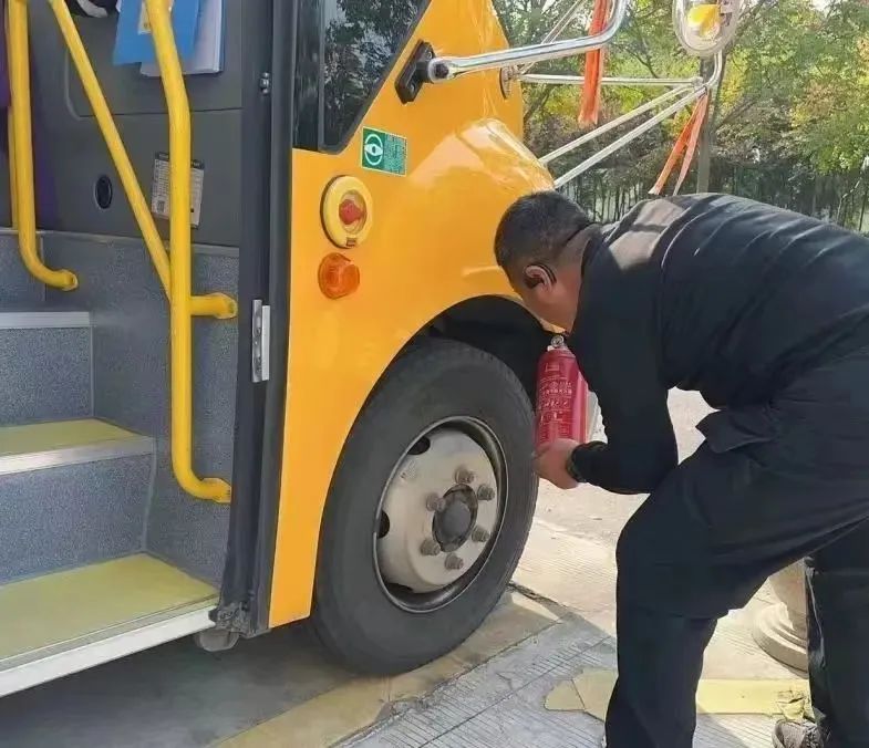 【安全教育】為愛護航，安全“童”行--布朗幼兒園校車安全演練