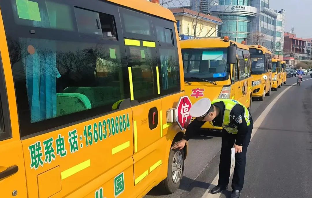 強(qiáng)化校車(chē)安全檢查 擰緊出行“安全閥”
