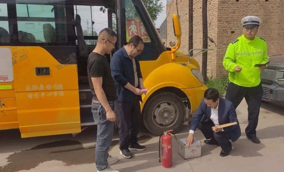 扎實(shí)開展校車安全專項(xiàng)檢查 筑牢幼兒交通安全防線