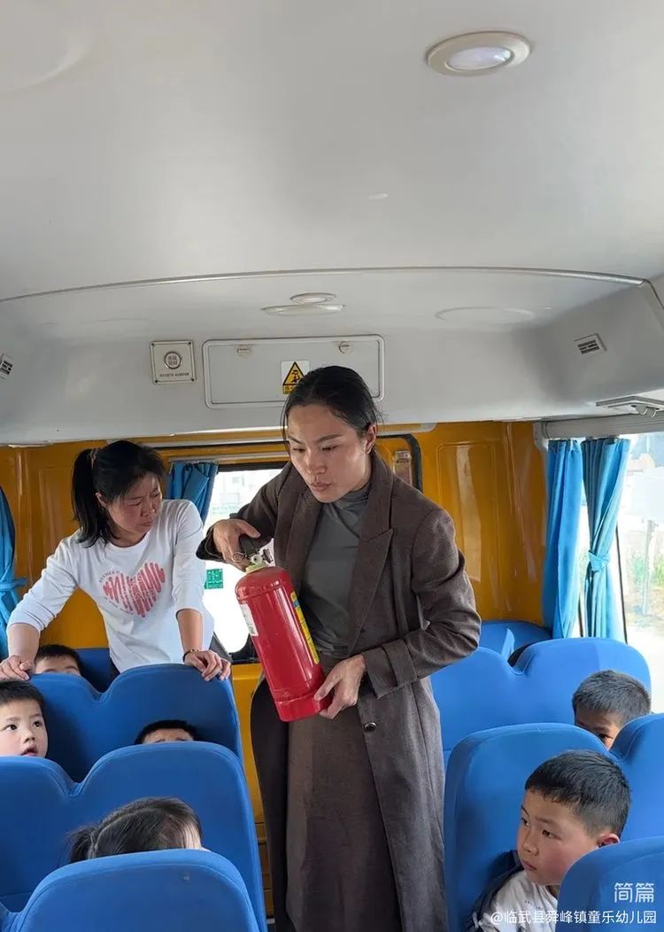 “為愛護(hù)航，校車安全伴我行”——童樂幼兒園校車安全演練
