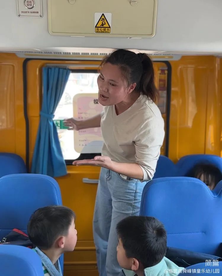 “為愛護(hù)航，校車安全伴我行”——童樂幼兒園校車安全演練