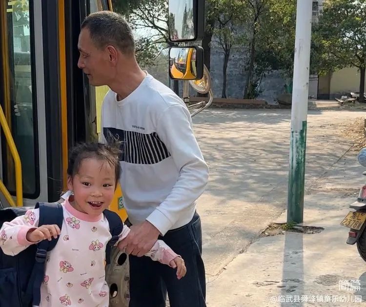 “為愛護(hù)航，校車安全伴我行”——童樂幼兒園校車安全演練