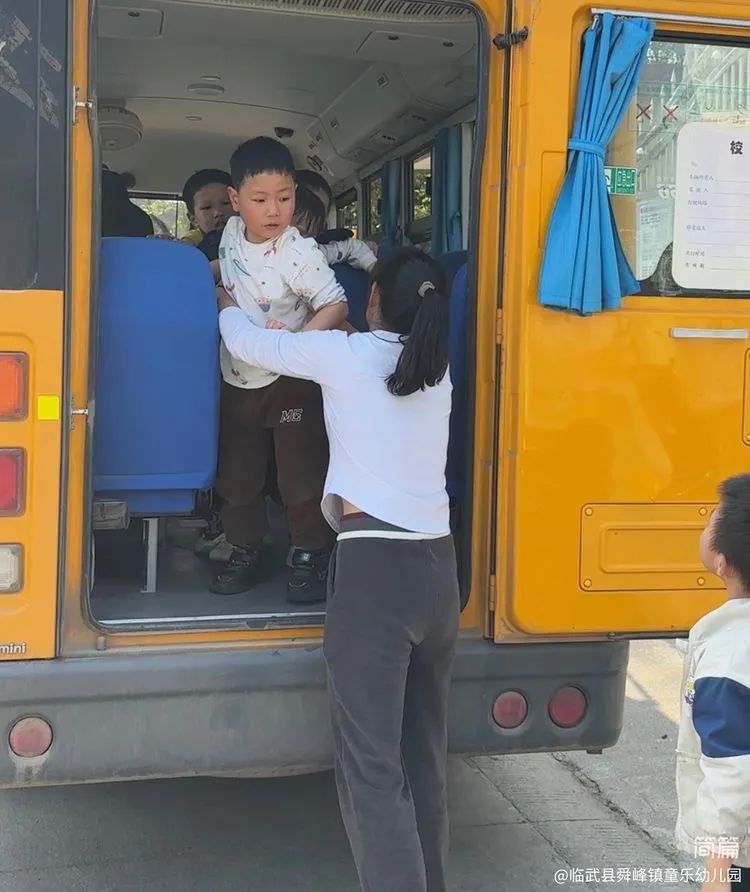 “為愛護(hù)航，校車安全伴我行”——童樂幼兒園校車安全演練