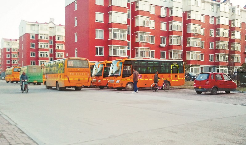 多輛校車停在黑輔導(dǎo)班樓前。