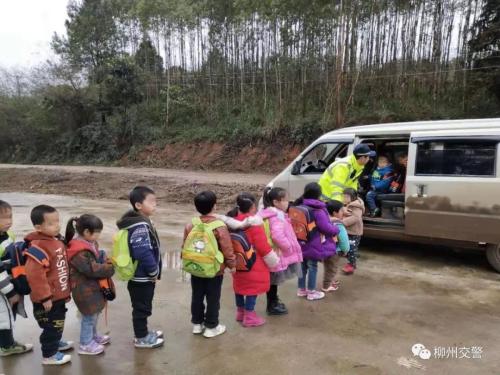 7座“校車”裝24人被查，孩子們該如何上學？