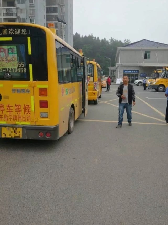 湖南省花垣交警深入轄區(qū)幼兒園，積極開展校車安全檢查