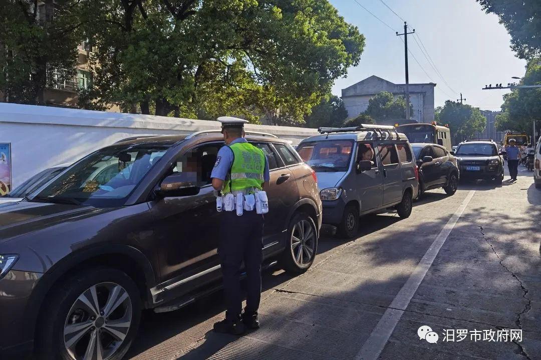 路遇校車該怎么讓？汨羅交警現場查處，教你省3分