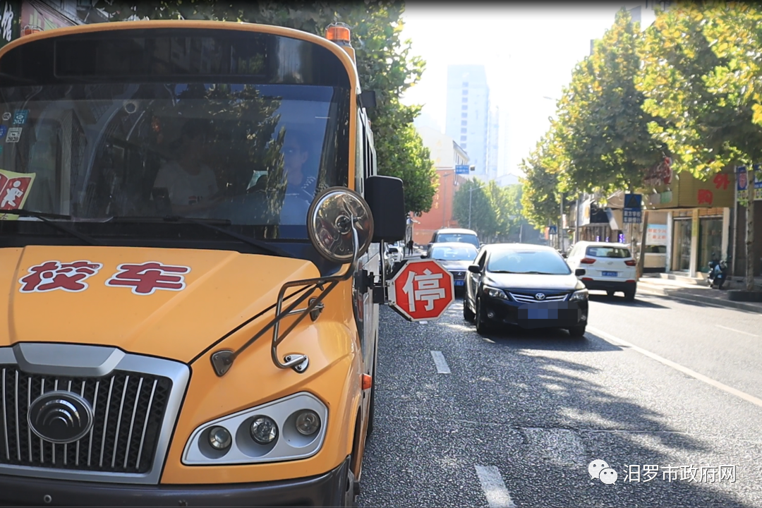 路遇校車該怎么讓？汨羅交警現場查處，教你省3分