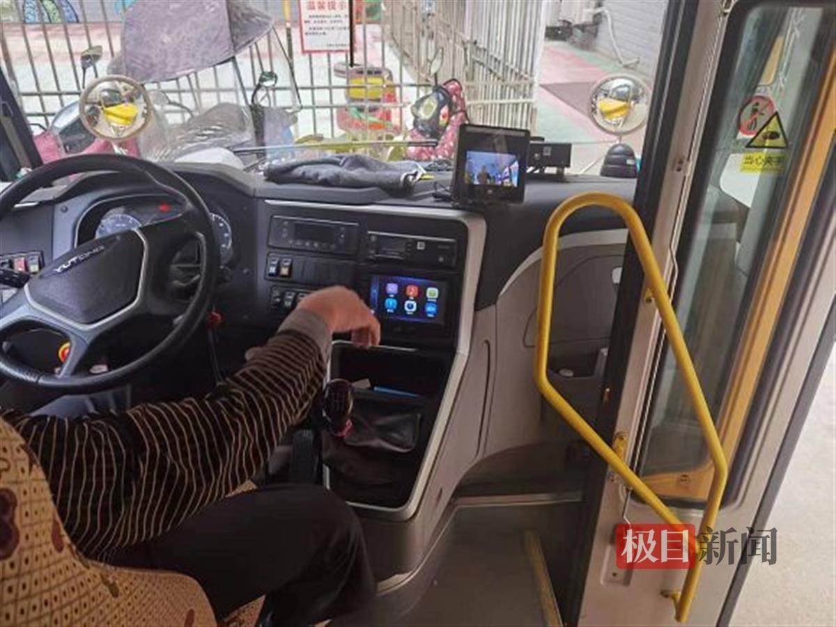 校車(chē)超員63%被“監(jiān)控”鎖定，交警一查發(fā)現(xiàn)更大問(wèn)題