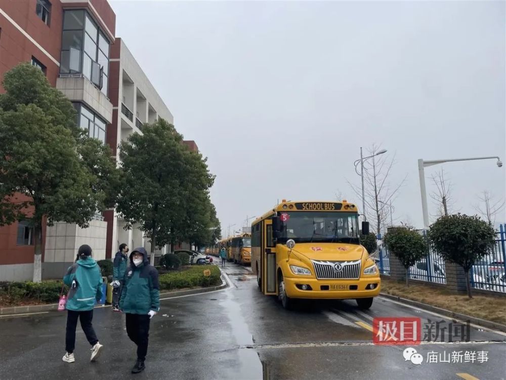 大鼻子校車(chē)開(kāi)進(jìn)廟山，一所小學(xué)就有1400人報(bào)名