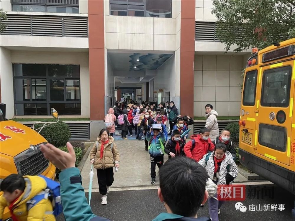 大鼻子校車(chē)開(kāi)進(jìn)廟山，一所小學(xué)就有1400人報(bào)名