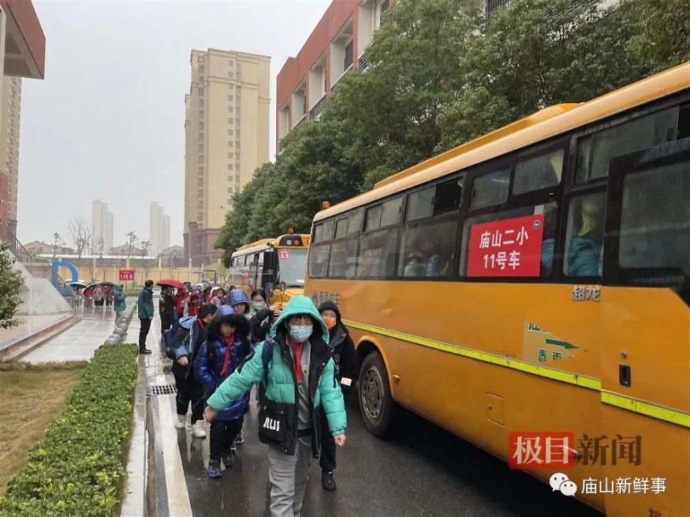 大鼻子校車(chē)開(kāi)進(jìn)廟山，一所小學(xué)就有1400人報(bào)名