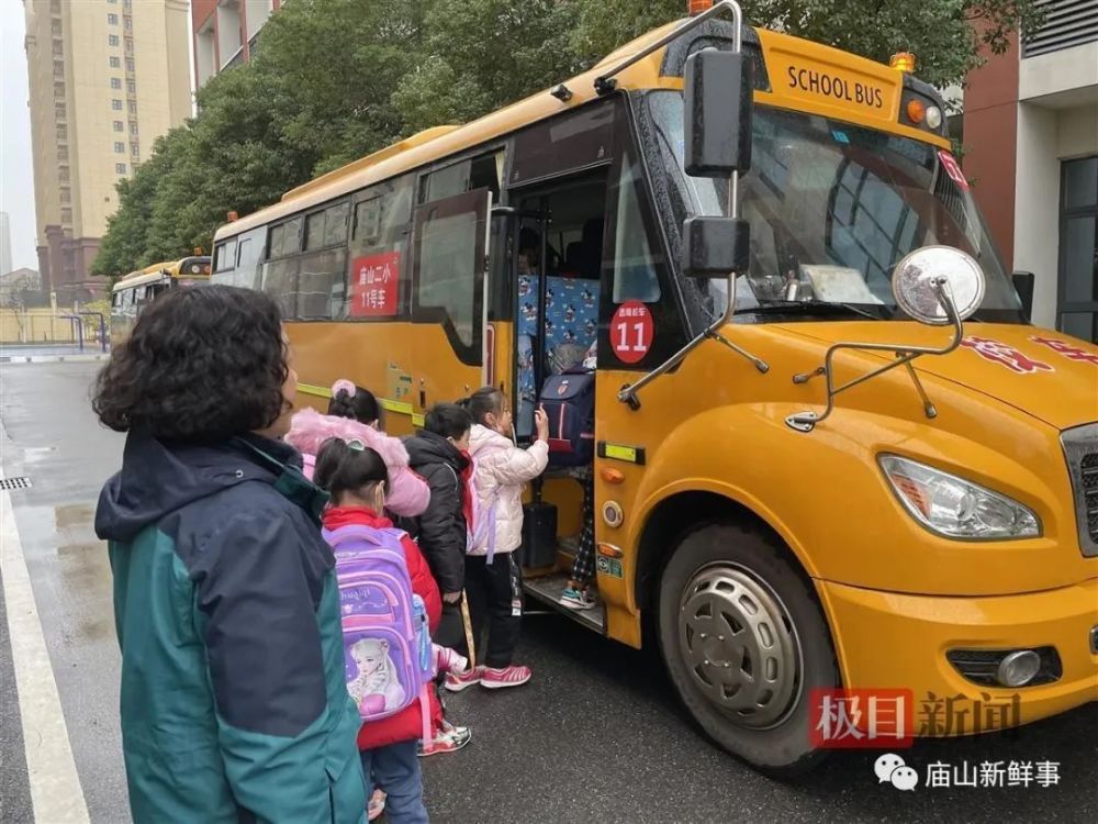 大鼻子校車(chē)開(kāi)進(jìn)廟山，一所小學(xué)就有1400人報(bào)名