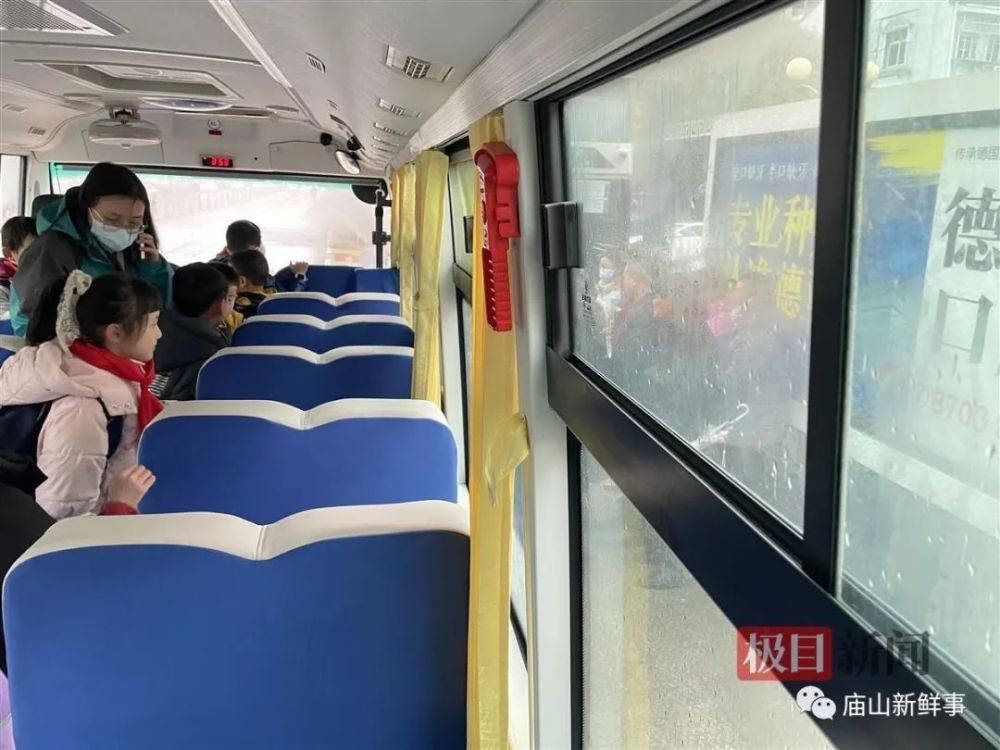 大鼻子校車(chē)開(kāi)進(jìn)廟山，一所小學(xué)就有1400人報(bào)名