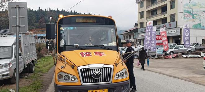 筑牢校車安全防線，確保校車安全運行 ——新邵坪上鎮聯合執法校車安全檢查