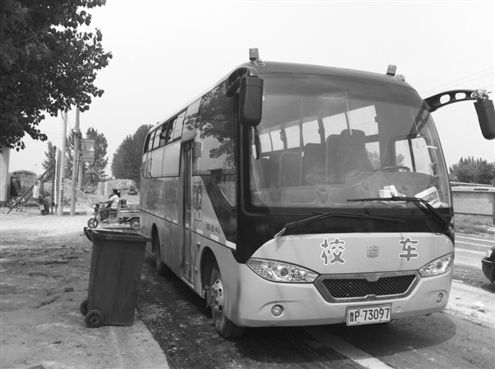 停放在杜郎口中心小學(xué)門(mén)前的46座校車