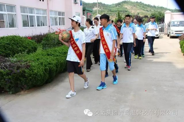 溫馨校車公司聯手中學生開展溫馨消暑志愿活動
