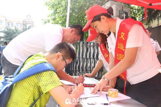 青島定制校車今起報(bào)名 給要上學(xué)的孩子定個(gè)座