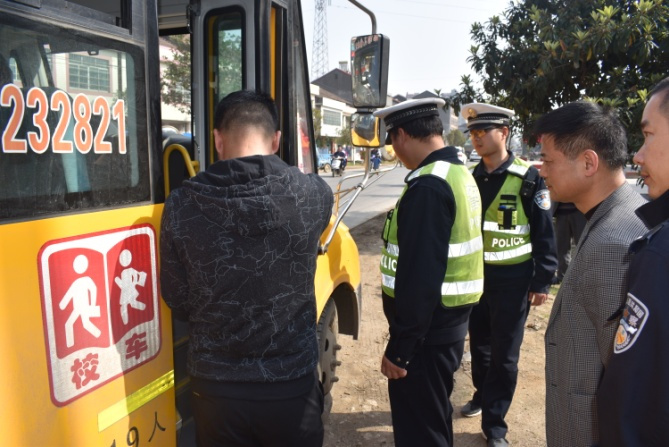 澧縣澧陽街道辦事處開展校車安全大檢查