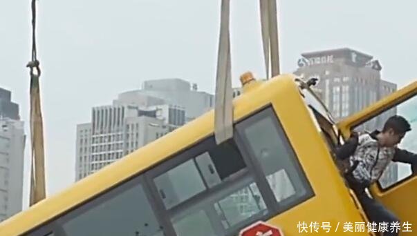 中國制造厲害了！國產(chǎn)校車暴力碰撞實驗，家長看完放心了