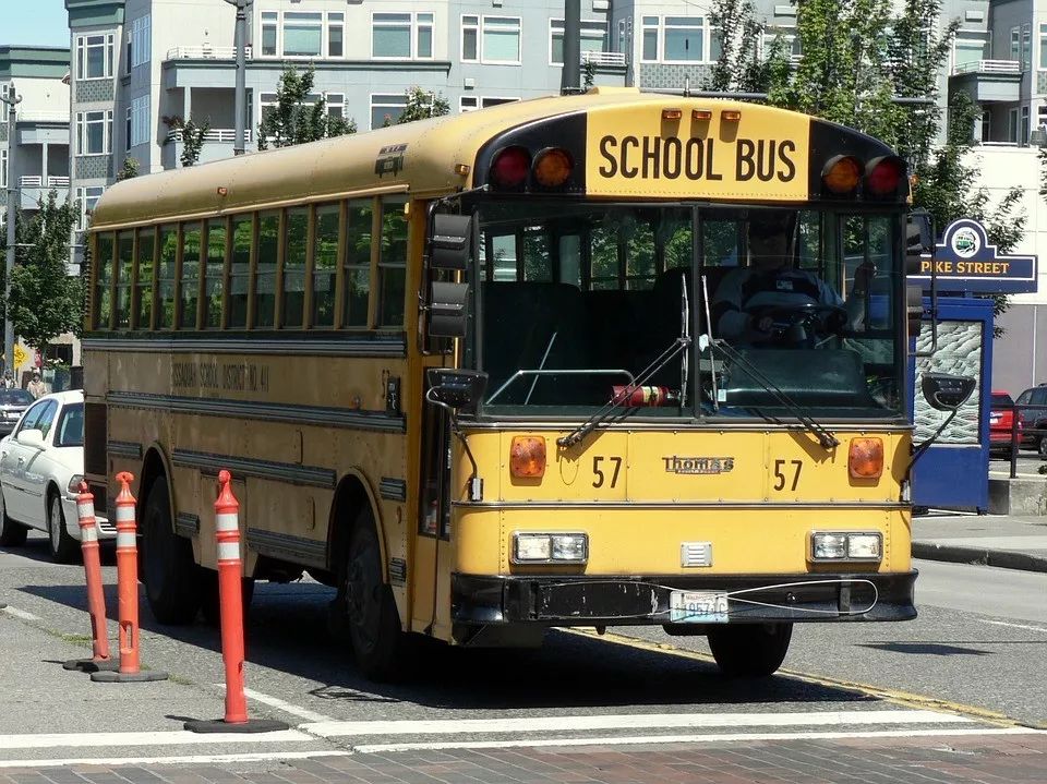 紐約州新規(guī)：校車裝攝像頭，無視停車牌拍到罰$250！