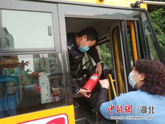 襄陽樊城警方深入轄區(qū)校園開展校車安全大檢查